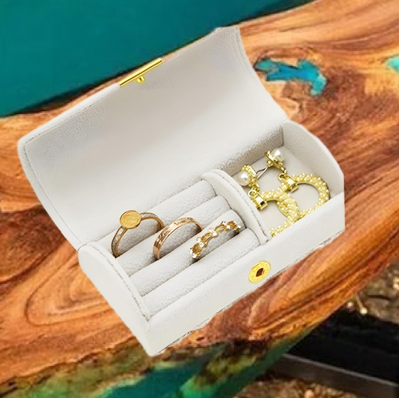 👣4/$20. Mini Travel Jewelry Box. Great for Storing and Protecting Your Jewelry - Picture 1 of 6